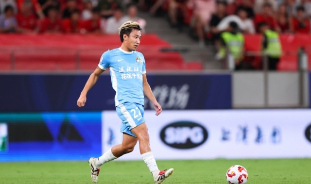 2025世俱杯投注-河南球员黄锐烽完成中国顶级联赛100场里程碑，99年龄段第5人