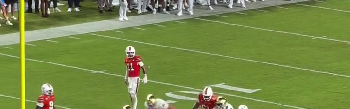 今儿不苦练今儿休息！库明加今日现身迈阿密观战大学橄榄球比赛