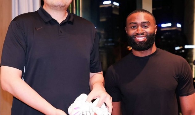 世俱杯买球-梦幻联动！杰伦-布朗晒与姚明晚宴合影 17日将出战姚基金慈善赛